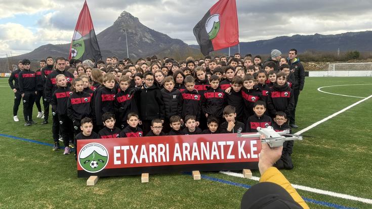 Etxarrik festa giroan mustu zuen zelai berria