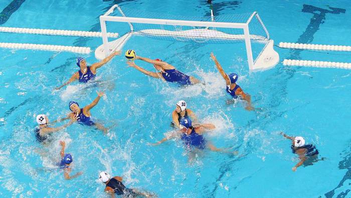 Ostegunean waterpoloa Lakuntzan