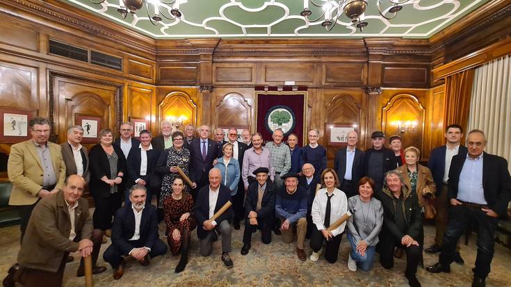 Euskaltzaindiara ongi etorria egin diete