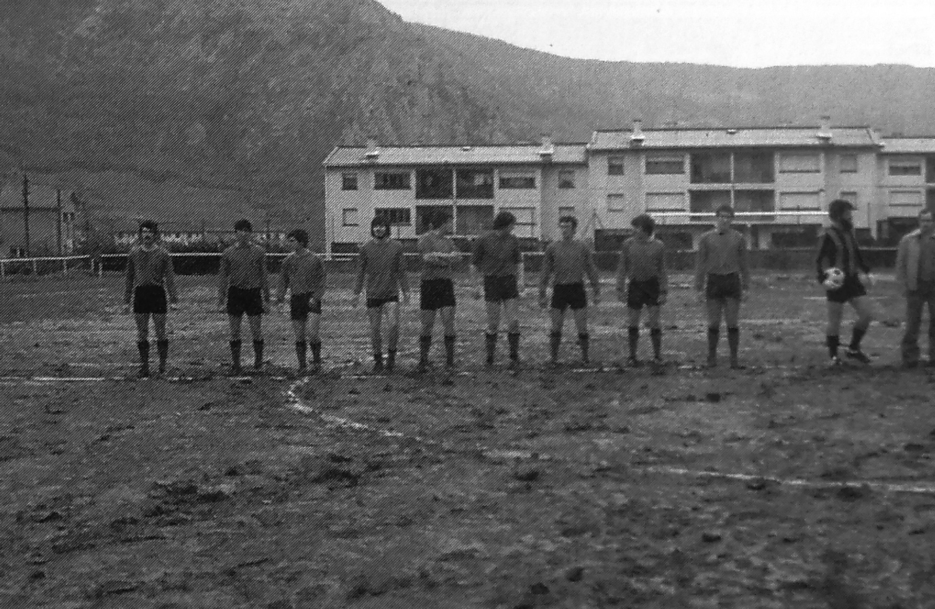 Futbol zelaian berritze lanak