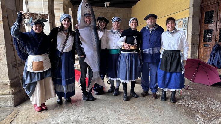 Kuadrillek koloreztatu zuten estalopea baita inguruko tabernak ere