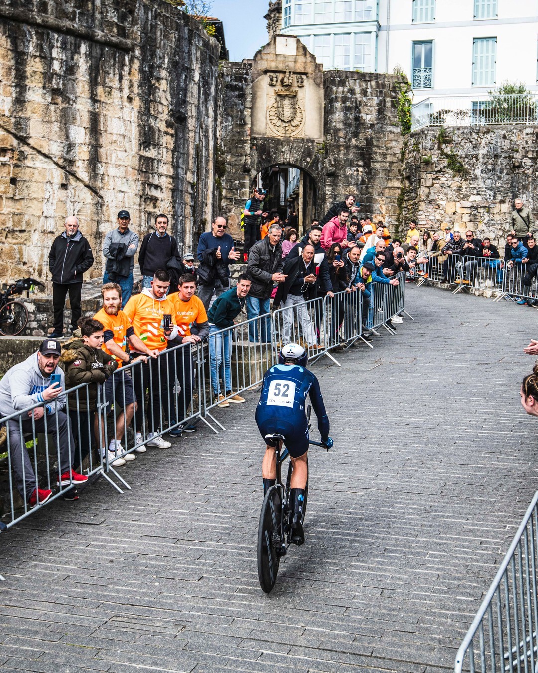 Roglic Itzuliko lider dela pasako da gaur Sakanatik