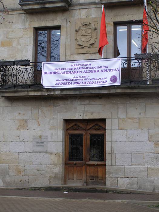 Martxoaren 8ko egitaraua aletzen