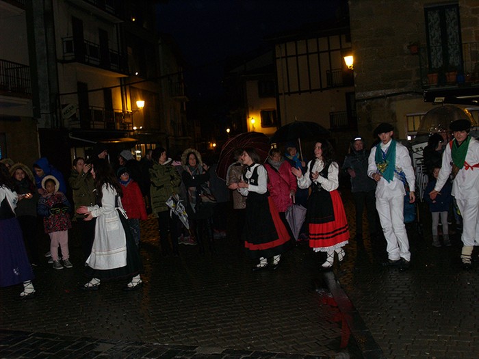 Kintoak zortzikoa dantzatzen - 22