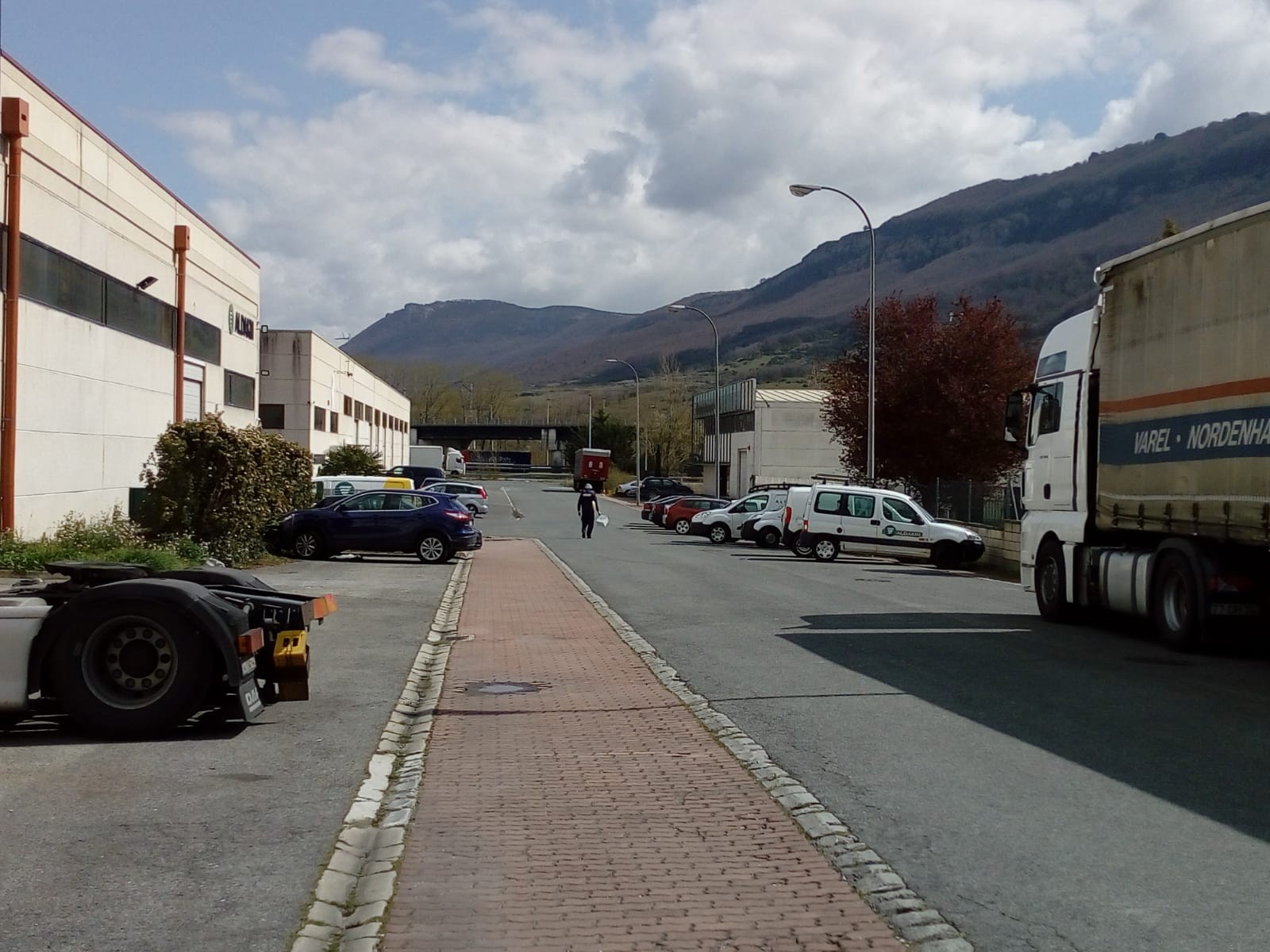 Momentuz, 120 langile aldi baterako kalera