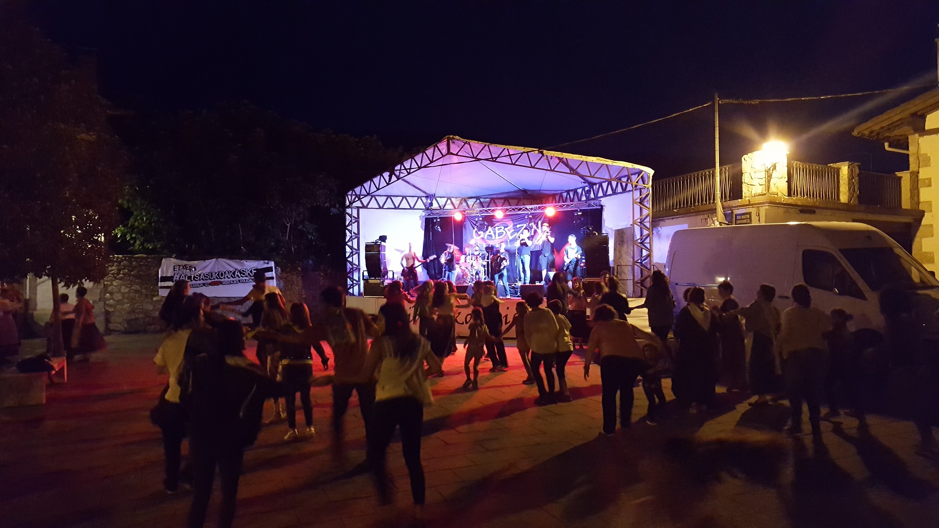 Arratsaldean hasiko dira festak