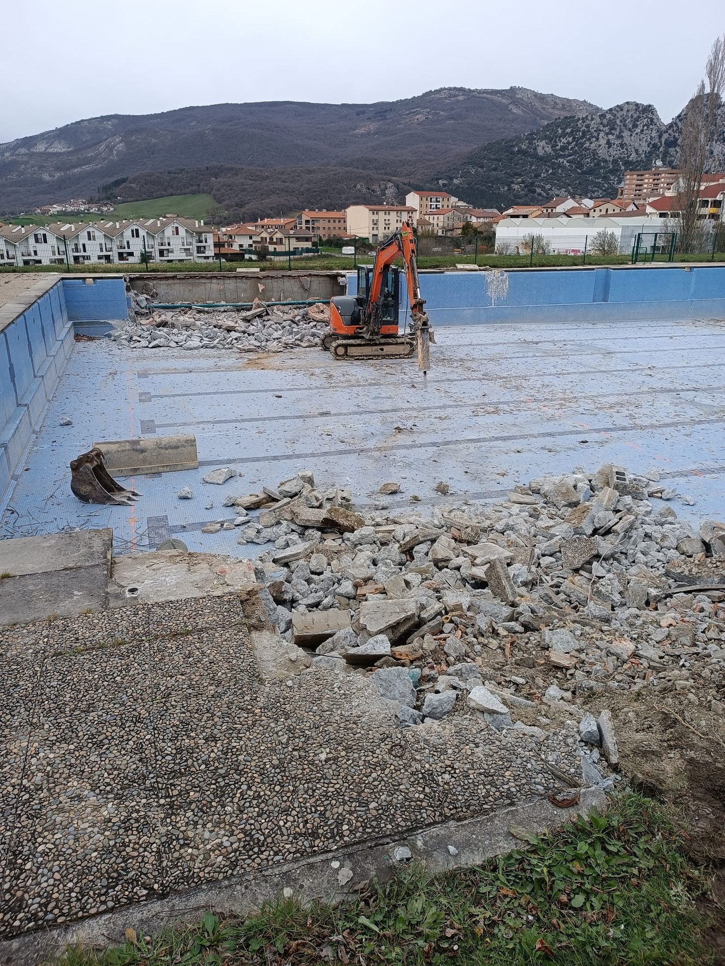 Hasi dira igerilekua berritzeko lanak