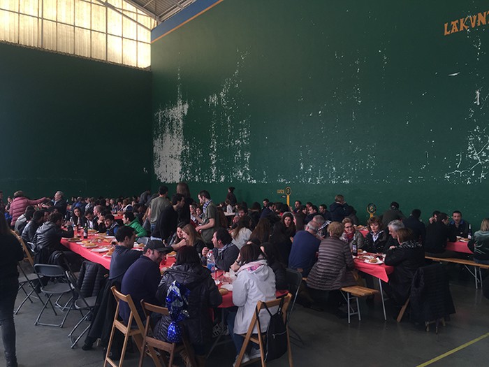 Biltoki gazte elkartearen bi ikuspegi, sortzaile eta gazte banarena