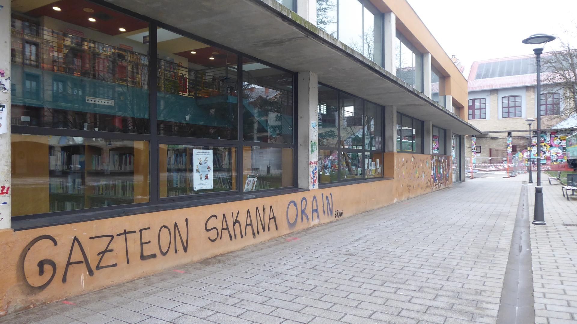 Geroa Baik "irmotasun osoz" gaitzetsi ditu egindako pintaketak