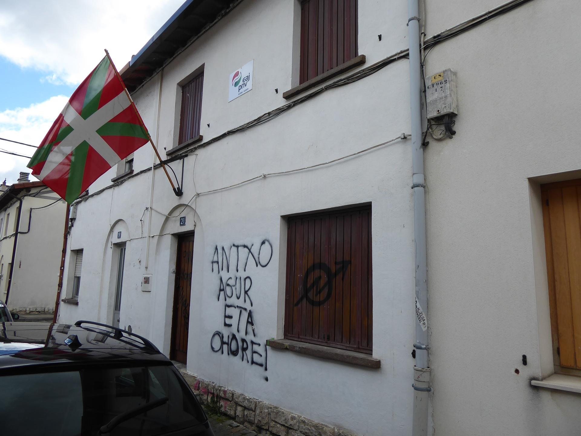 EAJk batzokiko pintaketak gaitzetsi eta salatu ditu