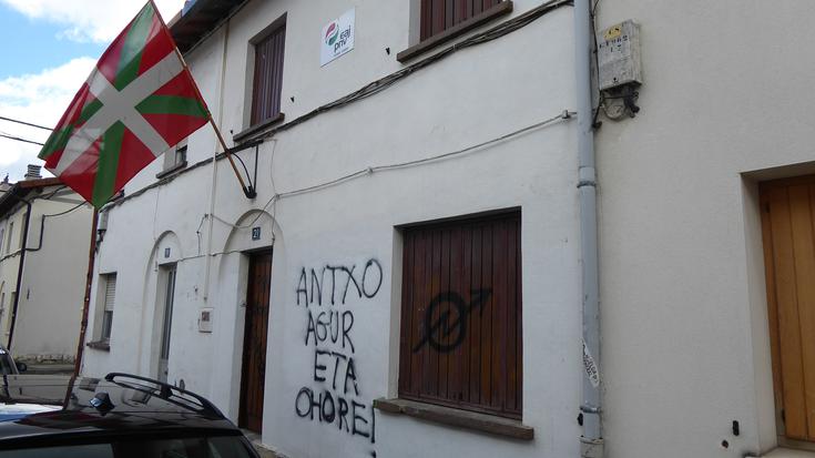 EAJk batzokiko pintaketak gaitzetsi eta salatu ditu