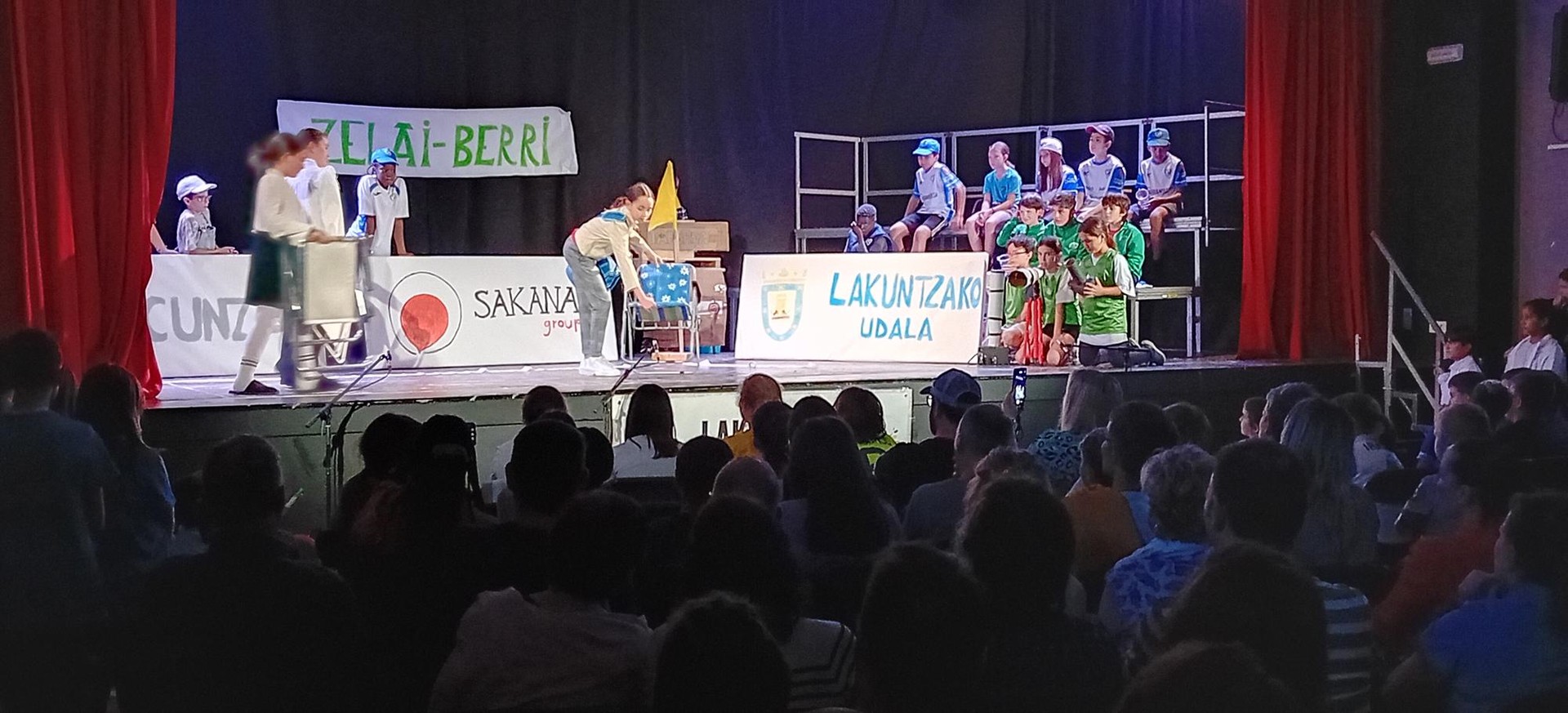 Lakuntzako Herri Eskolako antzezlana Altsasuko Institutura