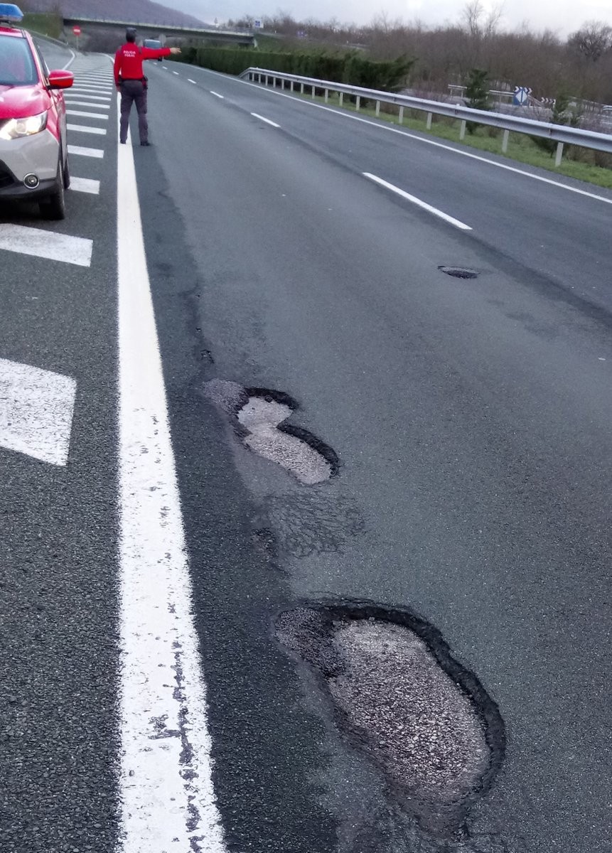 Eguraldi onarekin heldu dira konponketak autobiara