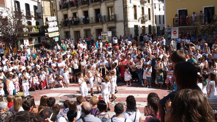 Etorkizuna dantza taldea txupinazo ondoren dantzan