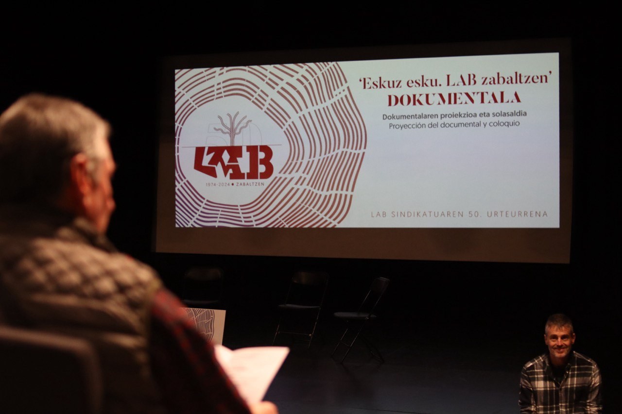 'Eskuz esku. LAB zabaltzen' film dokumentalaren emanaldia