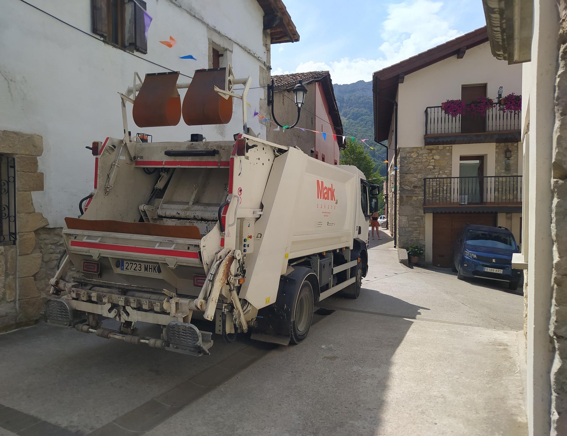 Hondakin Zerbitzuak hiru peoi-gidari behar ditu