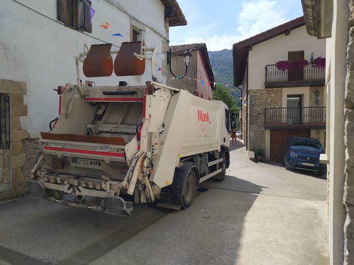 Hondakin Zerbitzuak hiru peoi-gidari behar ditu