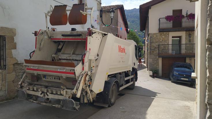 Hondakin Zerbitzuak hiru peoi-gidari behar ditu
