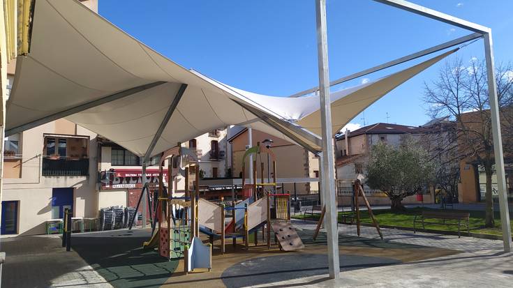 Baratzeko bide plazako jolas parkea estalita