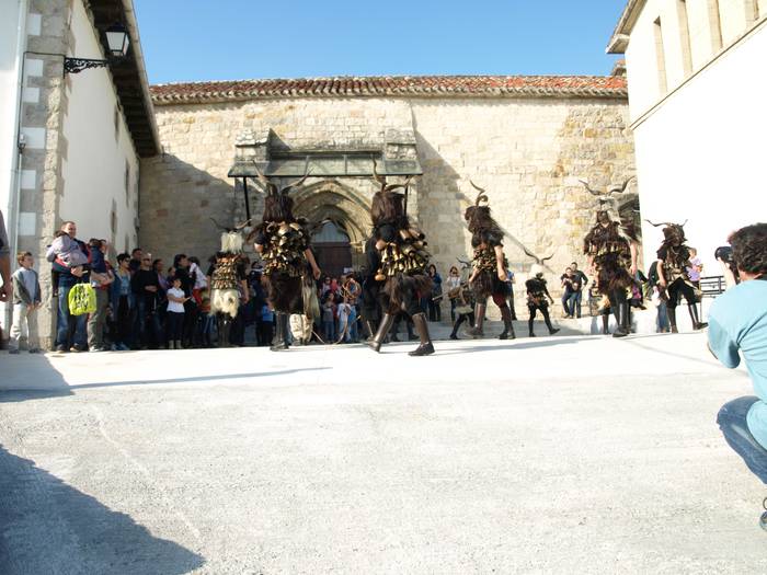 Sardiniako Mamutzoneak Irurtzunen bisitan