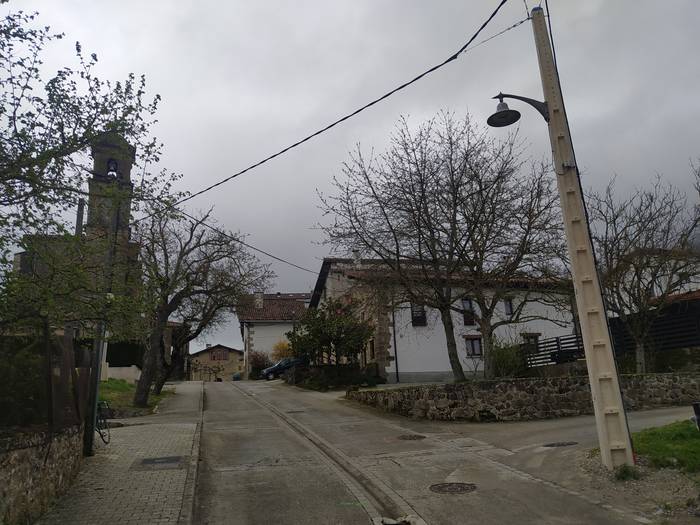 Kamioiak hautsitako argindar zutoina berrituta