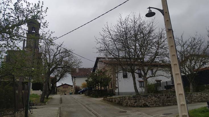 Kamioiak hautsitako argindar zutoina berrituta