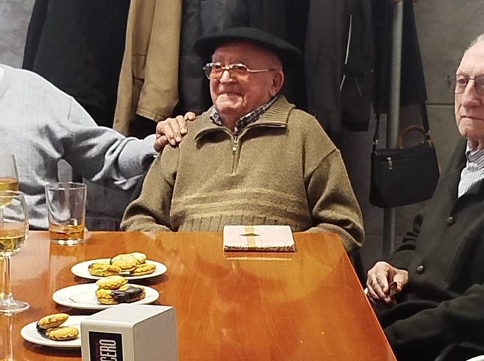 Regalesek lagunekin ospatu zuen 100. urteurrena