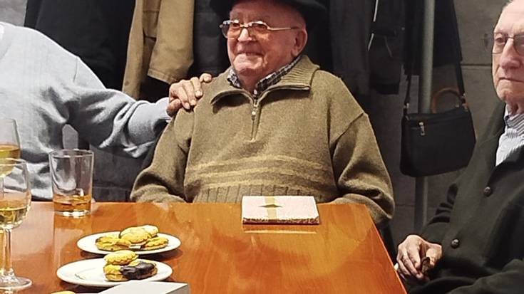 Regalesek lagunekin ospatu zuen 100. urteurrena