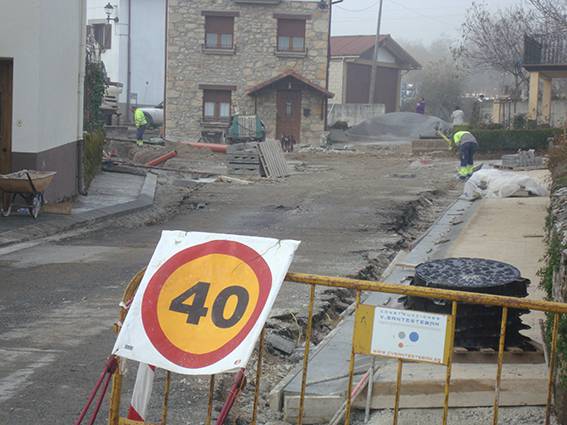 Lanak Dona Maria kaleko goiko partean 