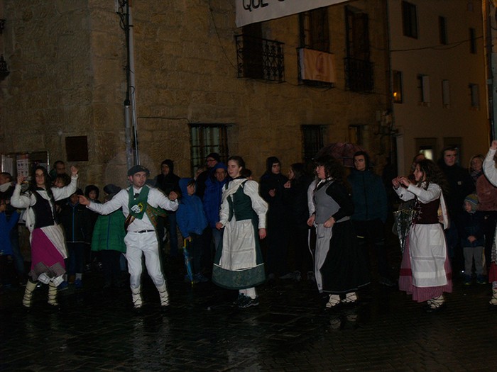 Kintoak zortzikoa dantzatzen - 17