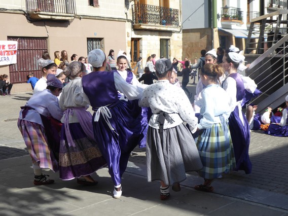 Igandean bizi dantza, dantzari txiki egunean