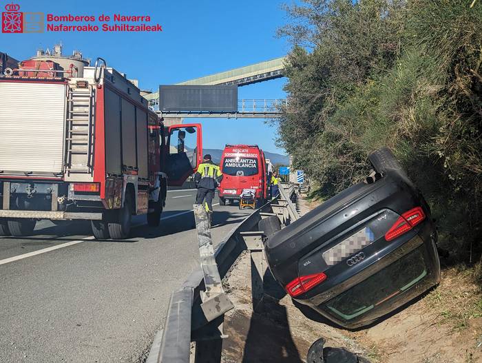 Auto istripuak bi zauritu utzi zituen