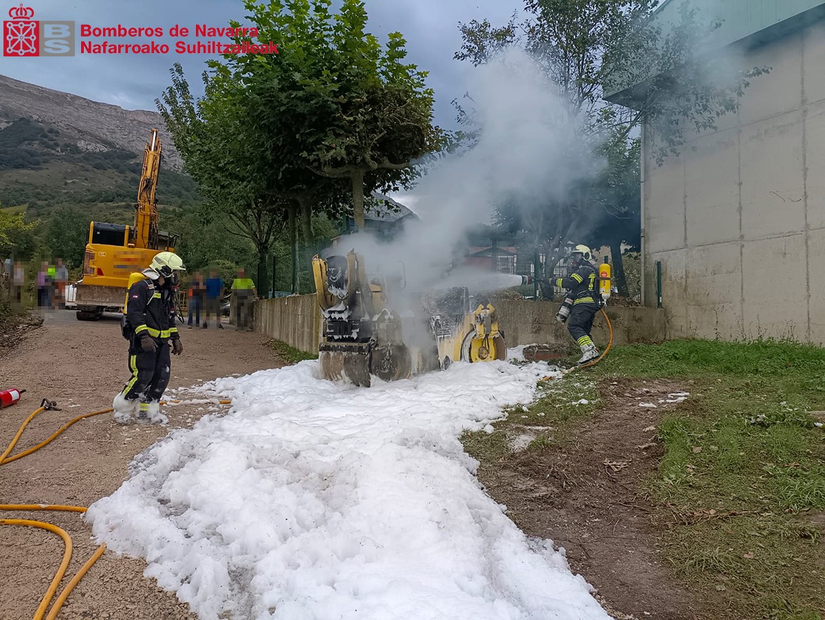 Eraikuntza enpresako makinak su hartu zuen