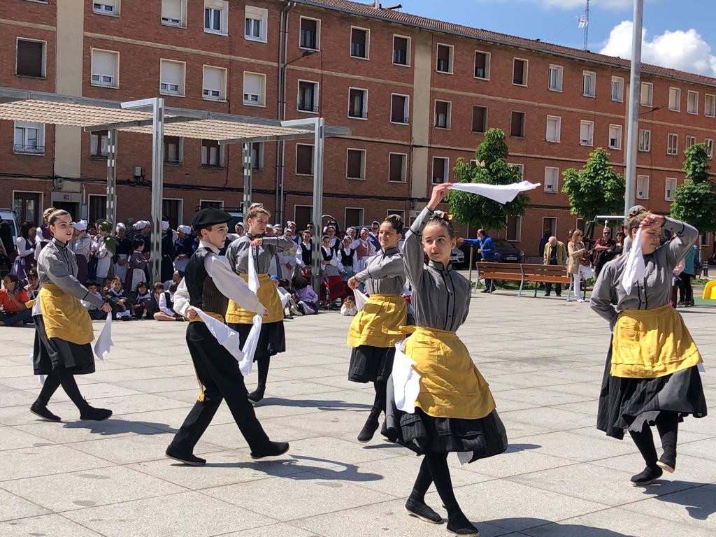 Altsasu dantzatzen duen herria dela erakutsiko dute