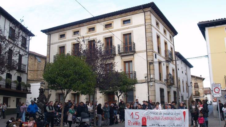 Pediatria zerbitzu duina eskatzen segituko dute