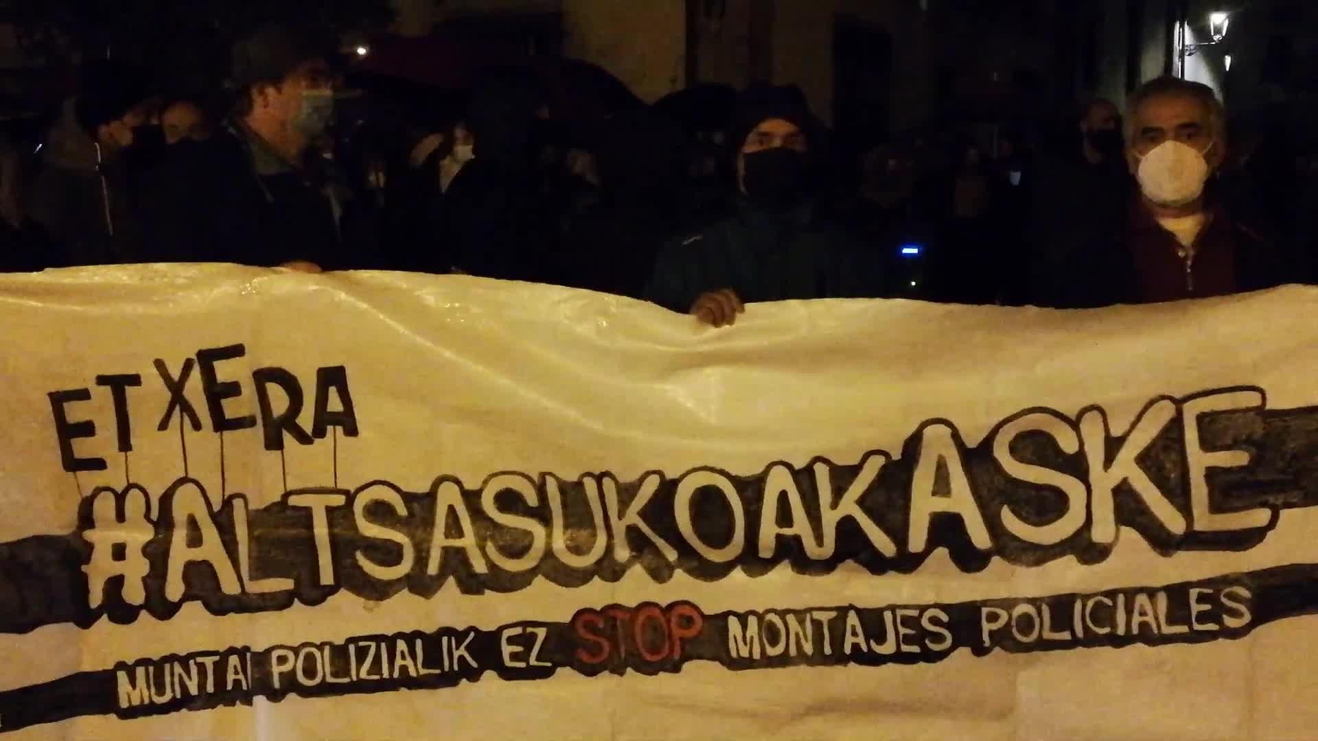 "Ez daude aske, baina kalean daude!"