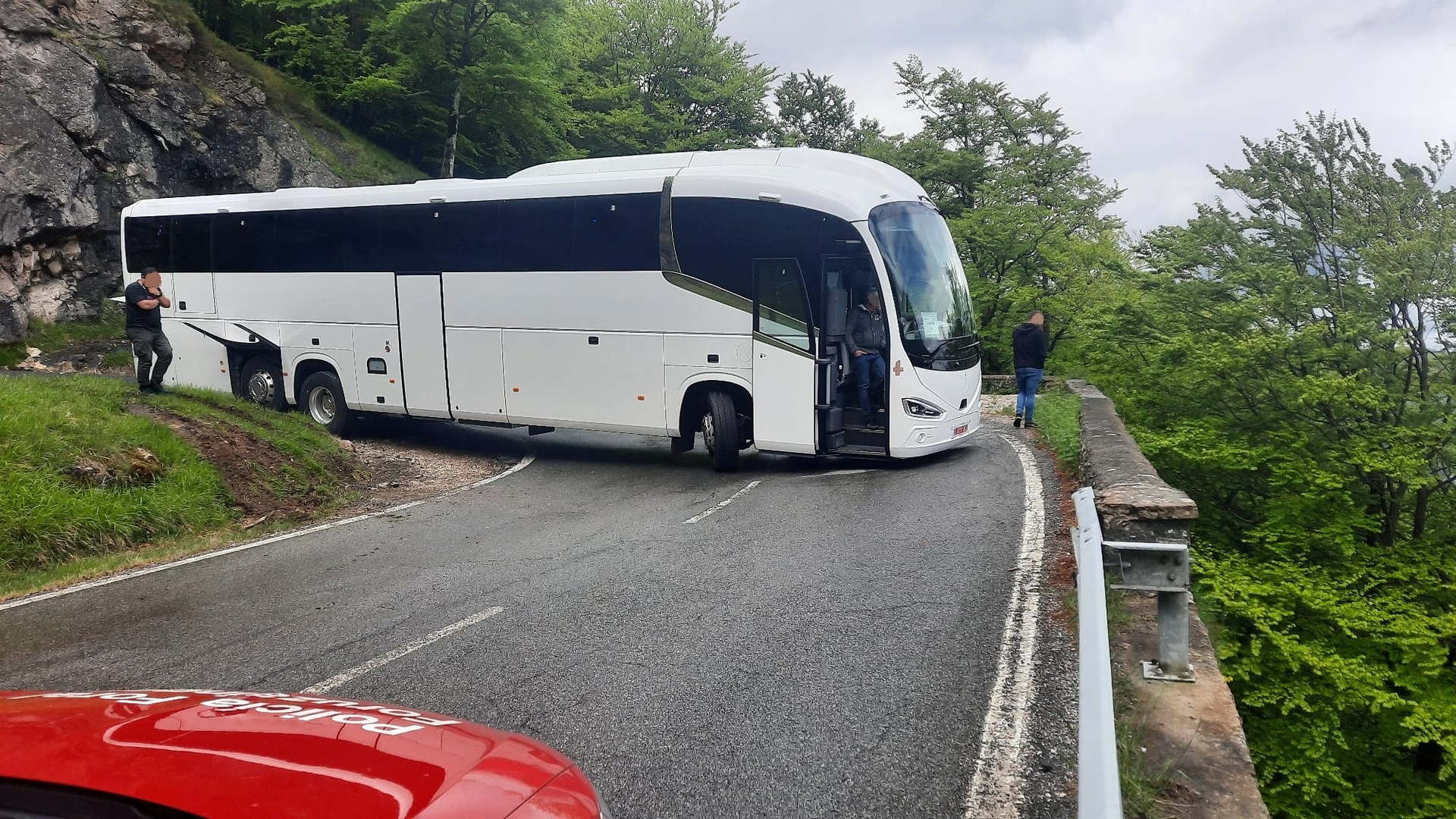 Autobusa Urbasako portuan trabatuta