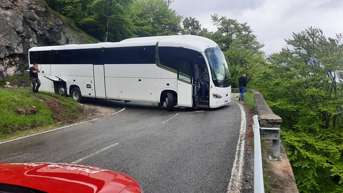 Autobusa Urbasako portuan trabatuta