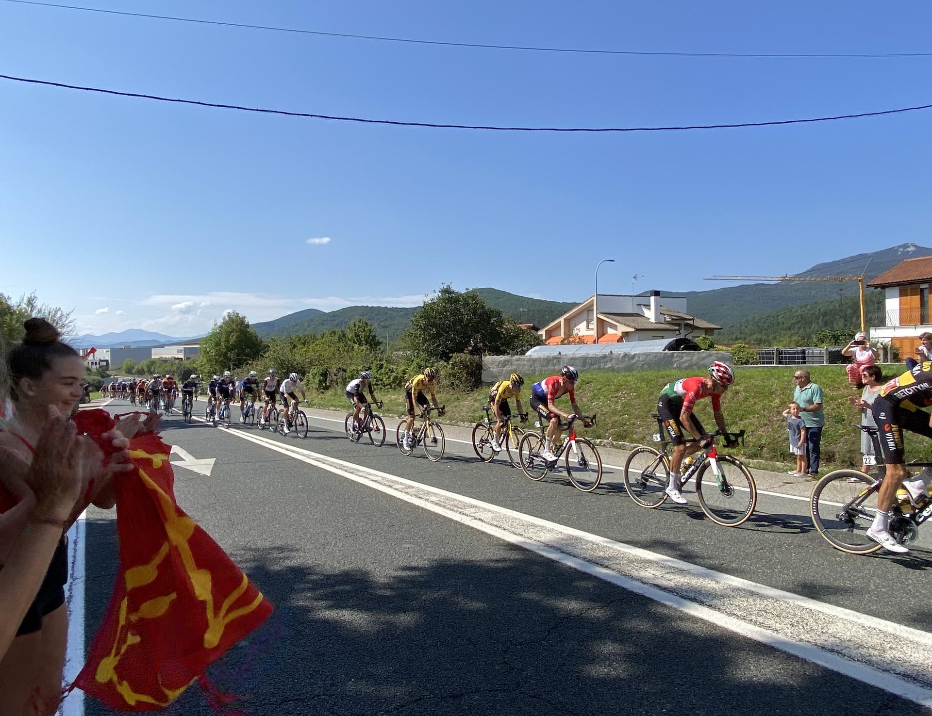 Aurreratuta, ziztu bizian eta ikuslez lepo pasatu zen Vuelta