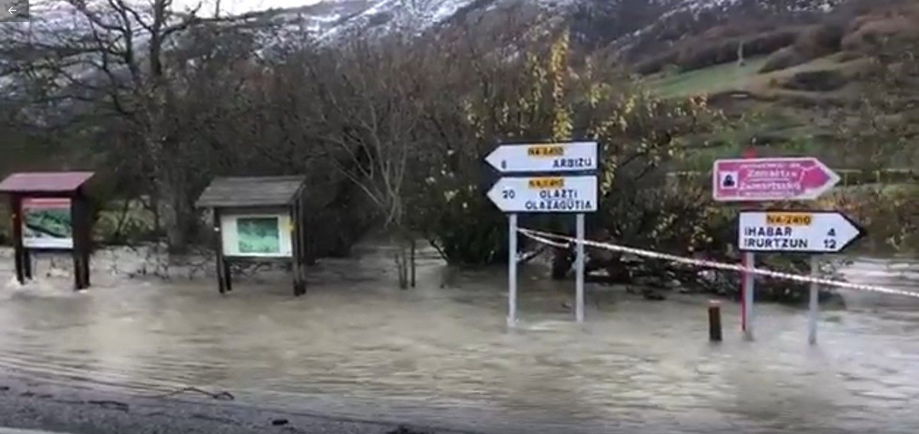 Ibaiak gainezka egin duelako, errepidea itxita