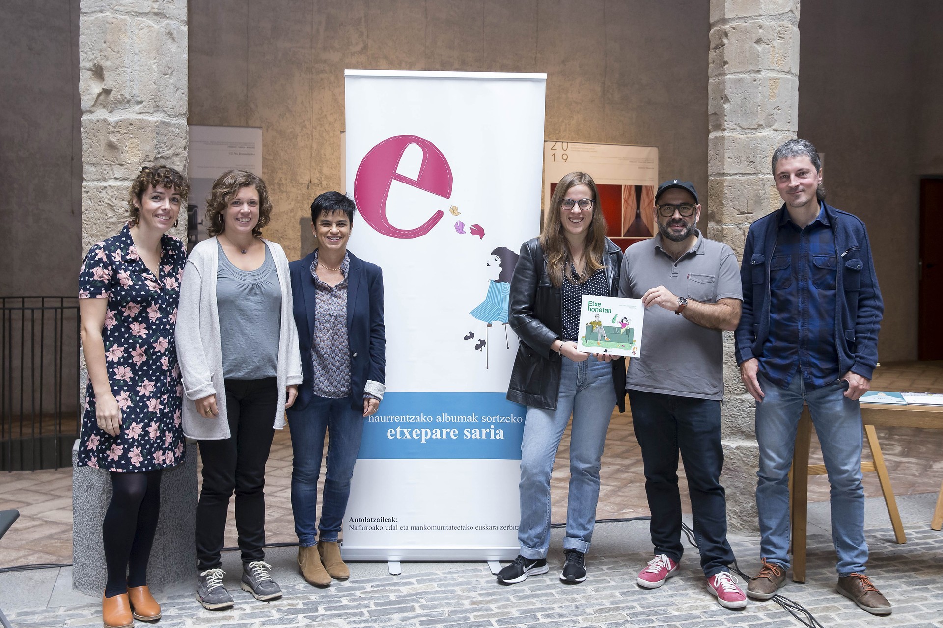'Etxe honetan' album ilustratua aurkeztu dute