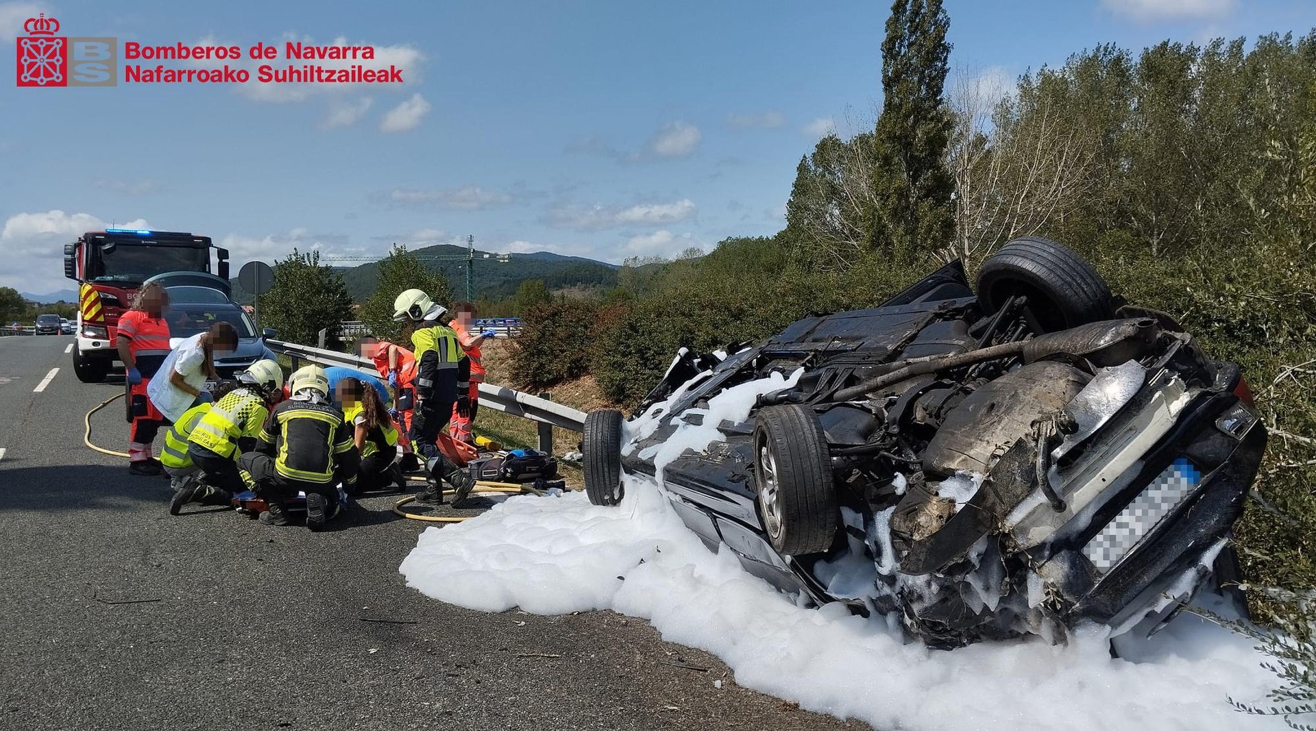 Bi gazte larri zauritu ziren auto istripu batean