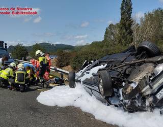 Bi gazte larri zauritu ziren auto istripu batean