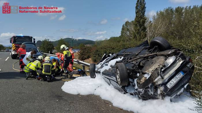 Bi gazte larri zauritu ziren auto istripu batean