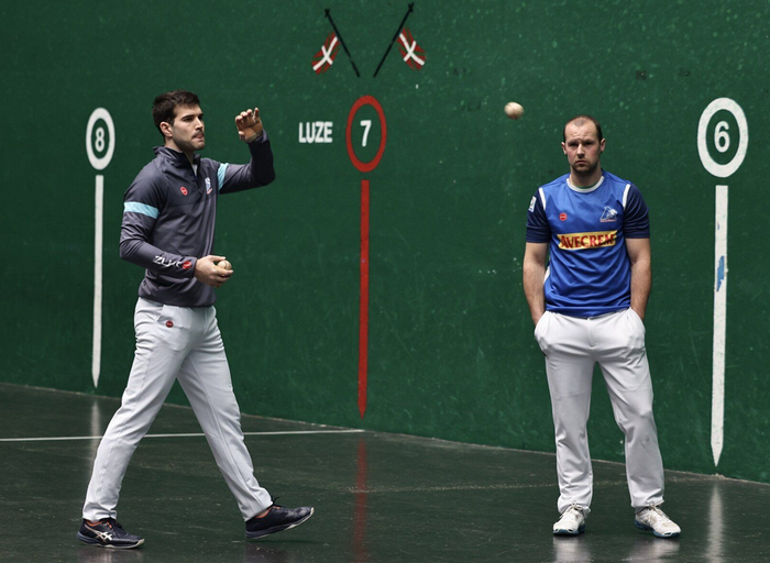 Binakakotik kanpo, modu ezin tristeagoan