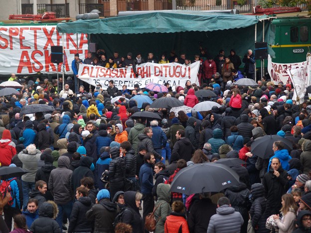 #Altsasu: Milaka pertsonaren babesa jaso dute senitartekoek