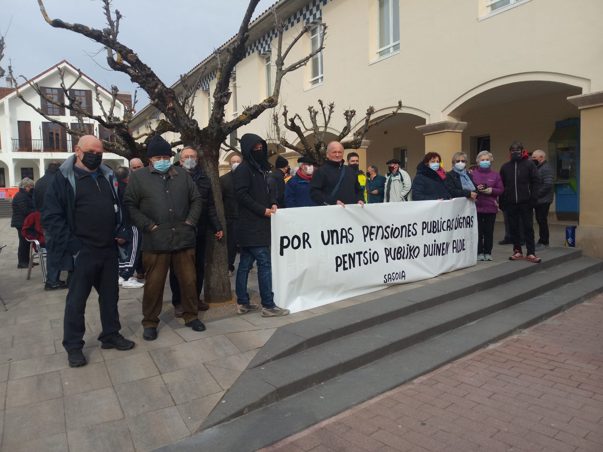 Pentsioen sistema publikoa bermatzea exijitu dute