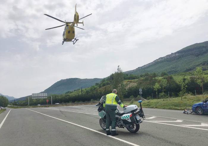 Bi txirrindulari autoak harrapatuta