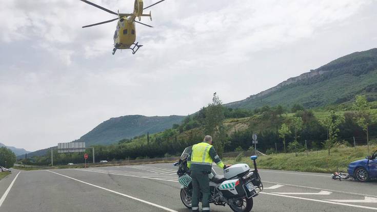 Bi txirrindulari autoak harrapatuta