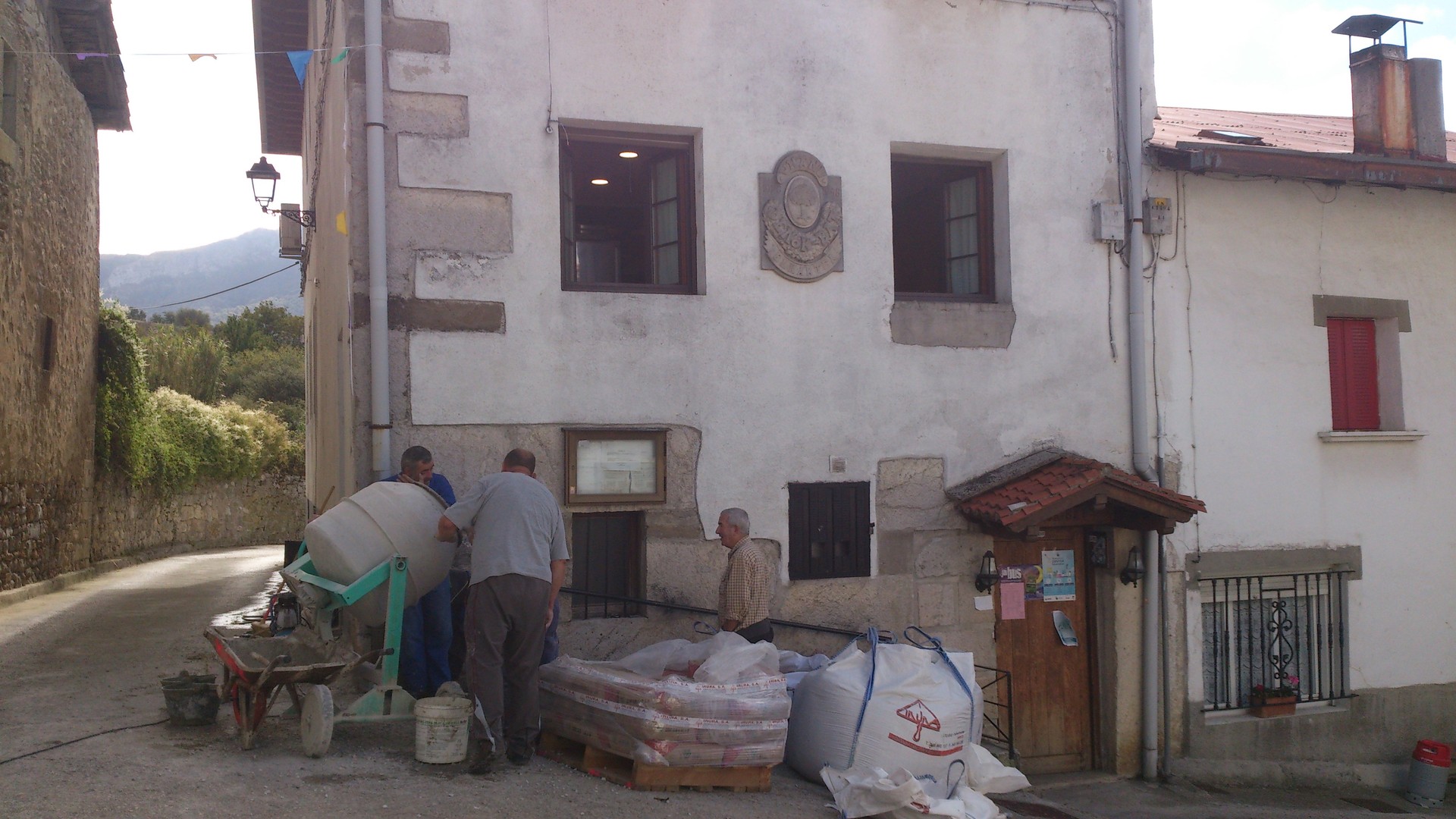 Eskailera, auzolanean